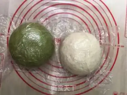 Make Double-coloured ham rolls step 2