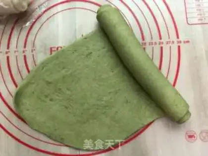 Make Double-coloured ham rolls step 4