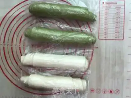 Make Double-coloured ham rolls step 5