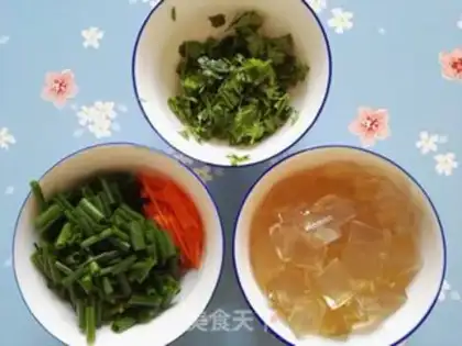 Make The onions mixed with the powder step 1