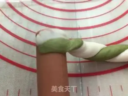 Make Double-coloured ham rolls step 9