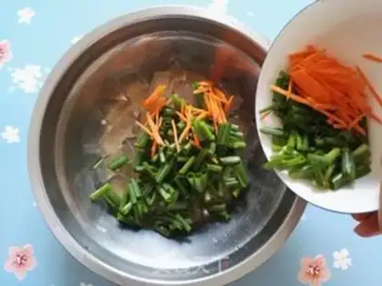 Make The onions mixed with the powder step 2