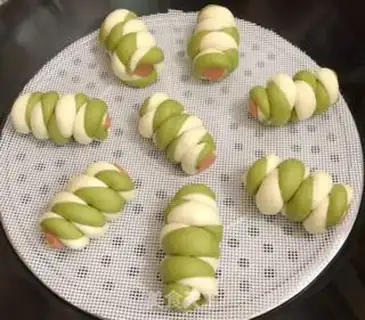 Make Double-coloured ham rolls step 10