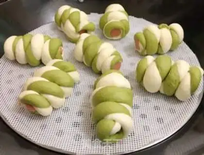 Make Double-coloured ham rolls step 11