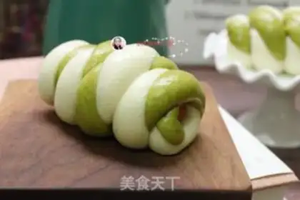 Make Double-coloured ham rolls step 13
