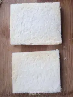 Make Toast banana rolls step 1