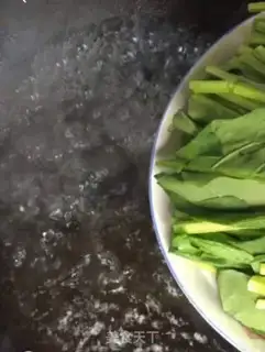 Make Spinach fried eggs step 1