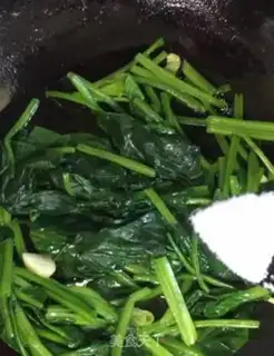 Make Spinach fried eggs step 5