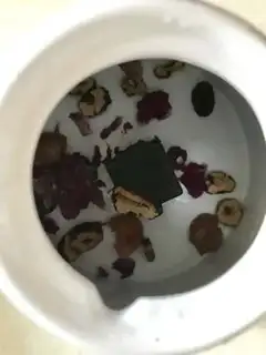 Make Rose, black sugar, red date tea step 1