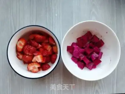 Make Gradually colored yogurt cup step 1