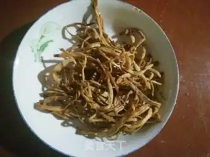 Make Gold pins and mushroom chop soup step 1