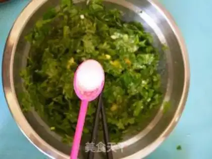 Make Celery leaves and fried eggs step 1