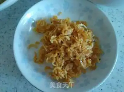 Make Eggs and shrimp skins and beans step 1