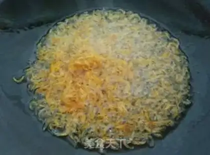 Make Eggs and shrimp skins and beans step 3