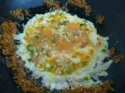 Make Eggs and shrimp skins and beans step 4