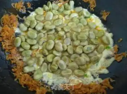 Make Eggs and shrimp skins and beans step 5