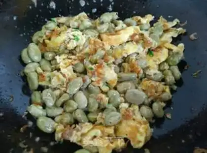 Make Eggs and shrimp skins and beans step 6