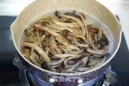 Make A dry pot of tea and mushrooms step 0