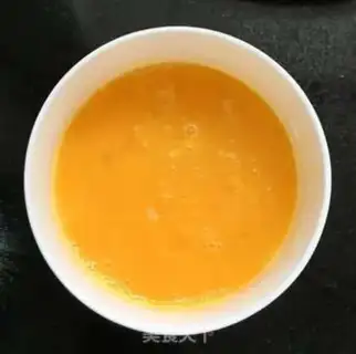 Make Onion wooded eggs step 1