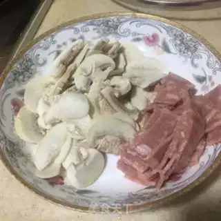 Make Cream mushroom bacon pasta step 1
