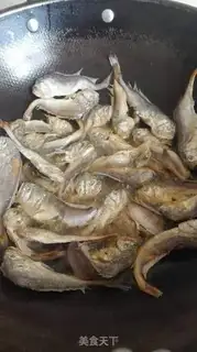 Make Dry-fried, salty fish step 1