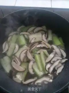 Make Spoon mushroom soup step 3