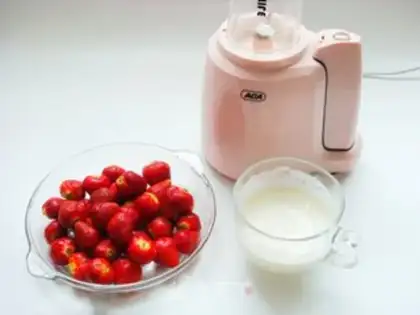 Make Strawberry yogurt step 1