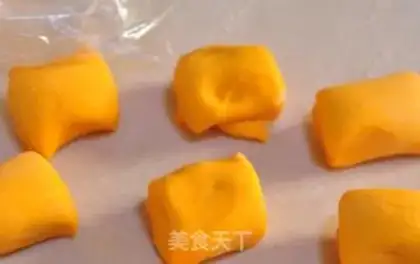 Make Tomato buns step 3