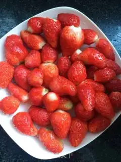 Make Tomato strawberry juice step 1