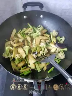Make Cheese and gravy and garlic step 3