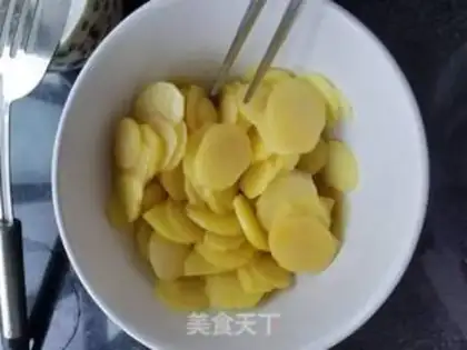 Make Potato chips with red oil step 3