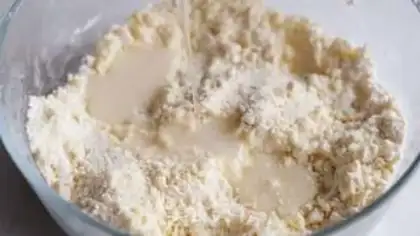 Make Strawberry caramel apple pie step 2