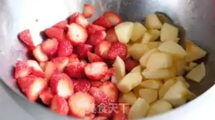 Make Strawberry caramel apple pie step 5