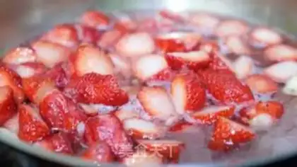 Make Strawberry caramel apple pie step 6