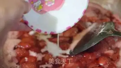 Make Strawberry caramel apple pie step 7