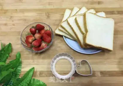 Make Strawberry heart toast step 0
