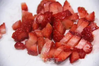 Make Strawberry heart toast step 3
