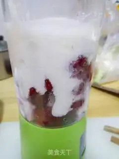 Make Strawberry shakes step 2
