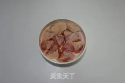 Make Sour soup with chicken wings step 1
