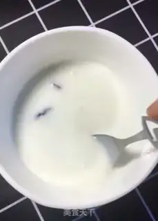 Make Yogurt mango ice cream step 2
