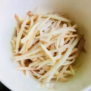 Make Gold pins and mushroom squid fan soup step 0