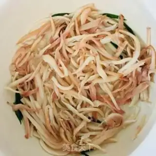 Make Gold pins and mushroom squid fan soup step 1