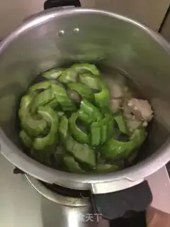 Make Suffering melon cucumber broccoli soup step 1