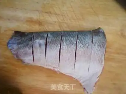 Make Pizza dry-burned fish step 1