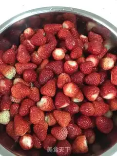 Make Homemade strawberry sauce step 0