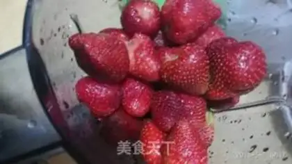 Make Summer juice with strawberry juice step 1