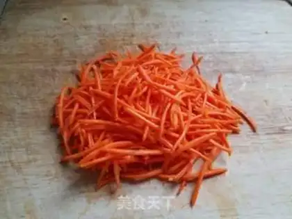Make Carrot meat and fried eggs step 1