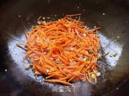 Make Carrot meat and fried eggs step 6