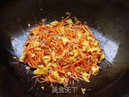 Make Carrot meat and fried eggs step 7