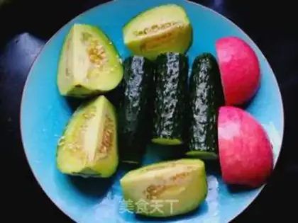 Make Apple cucumber juice step 1